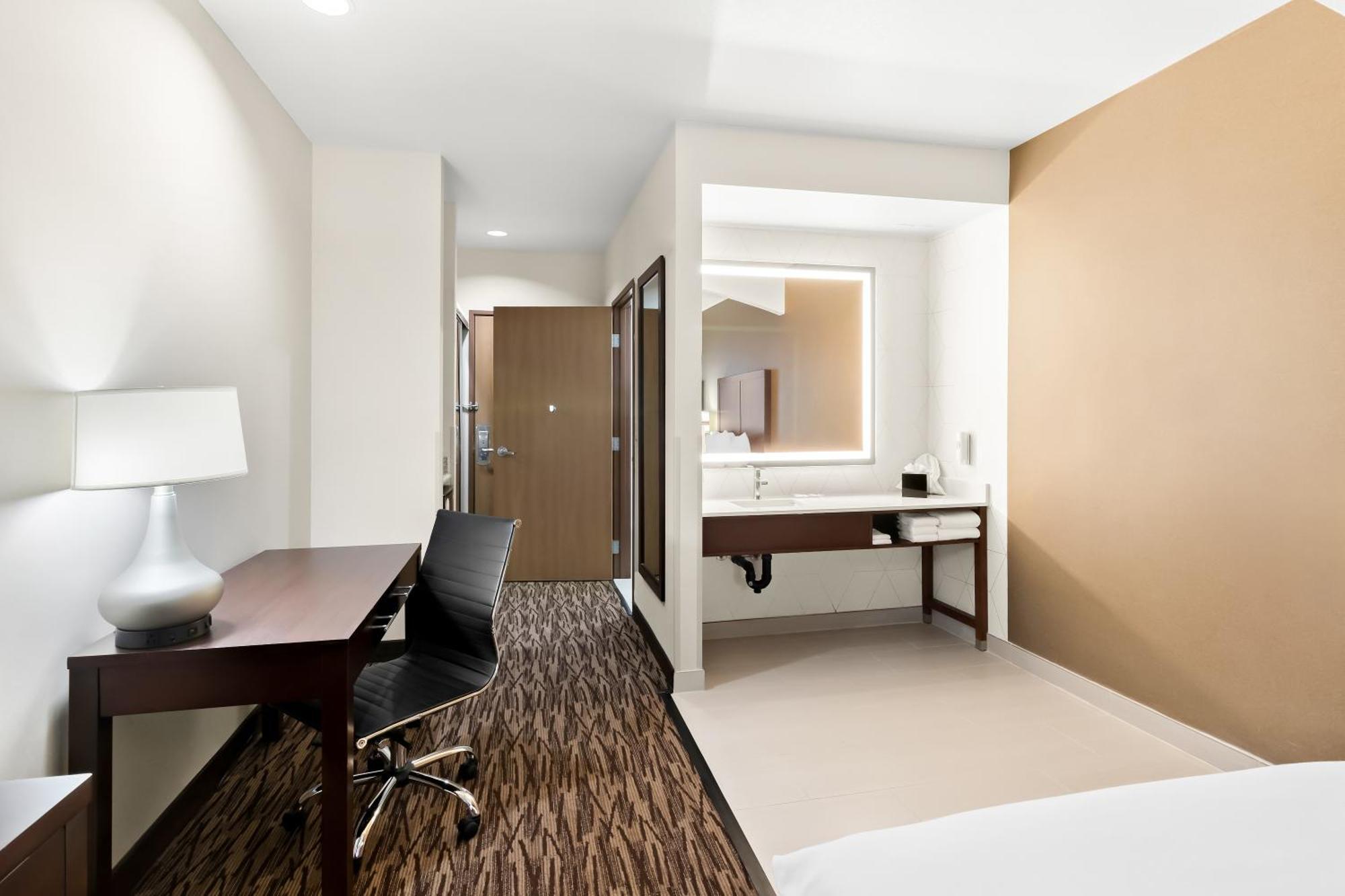 Comfort Suites Portland Airport Экстерьер фото